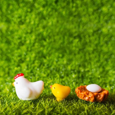 tavuk, civciv ve yumurta çimenlerin üzerinde rakamlar. kavramı