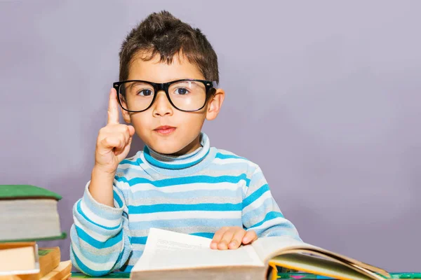 Pojke Förskolebarn Med Glasögon För Böcker Skrivbordet — Stockfoto