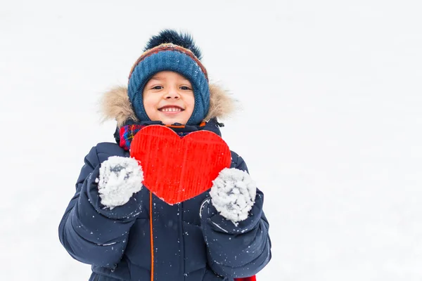 Menino Segurando Uma Forma Coração Sorrindo Livre Inverno — Fotografia de Stock