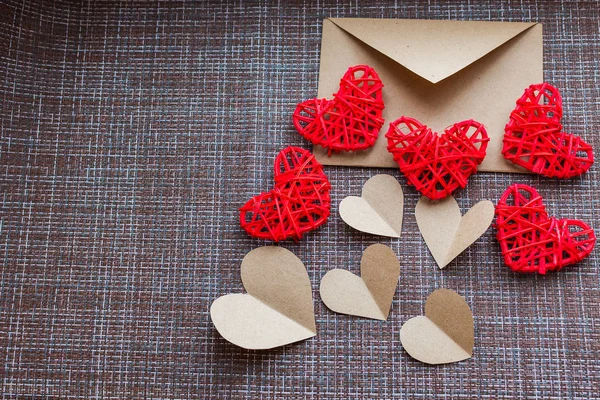 Sobre Kraft Corazones Decoración Del Día San Valentín — Foto de Stock