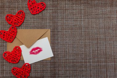 Kraft zarf, kalp, bir dudak ile kartı yazdırın. Sevgililer günü kavramı