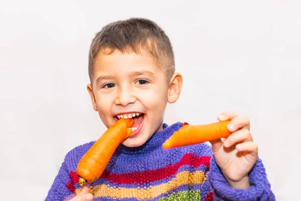 Niño Ojos Marrones Con Zanahorias Sobre Fondo Claro —  Fotos de Stock