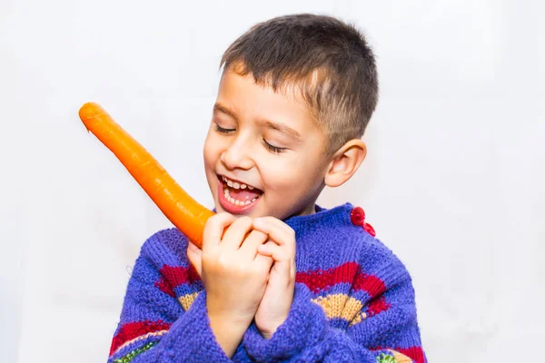 Niño Ojos Marrones Con Zanahorias Sobre Fondo Claro —  Fotos de Stock