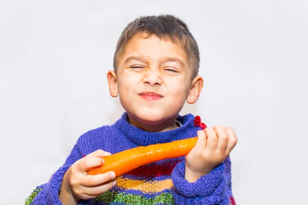 Niño Ojos Marrones Con Zanahorias Sobre Fondo Claro —  Fotos de Stock