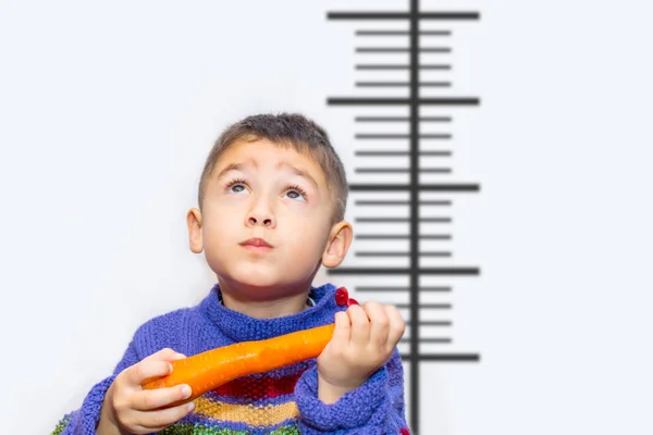 Мечты Мальчика Морковкой Фоне Диаграммы Роста — стоковое фото