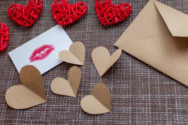 Kraft zarf, kalp, bir dudak ile kartı yazdırın. Sevgililer günü kavramı