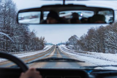 karla kaplı yolda araba penceresinden görüntülemek