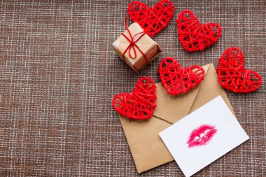 Kraft zarf, kalp, bir dudak ile kartı yazdırın. Sevgililer günü kavramı