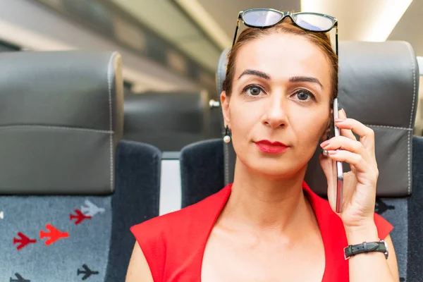 Joven Mujer Negocios Con Teléfono Tren — Foto de Stock