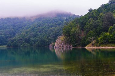 Göl yüksek dağlarda. Küçük Kafkas Dağları
