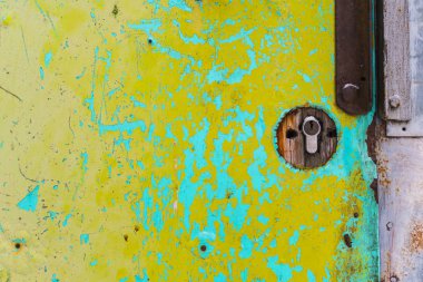 eski püskü sarı kapı kilit parçası