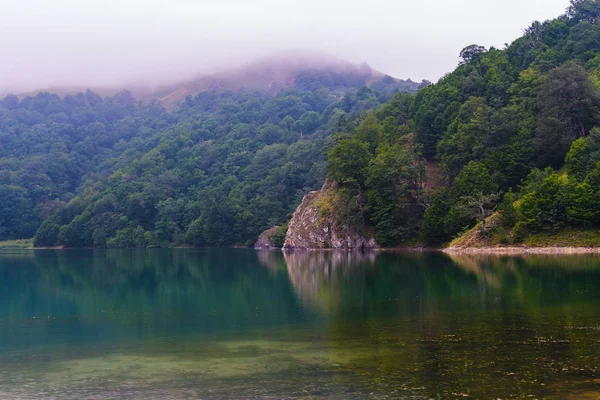 Göl yüksek dağlarda. Küçük Kafkas Dağları