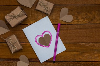 El yapımı ahşap bir arka plan üzerinde kartpostal ve bir hediye