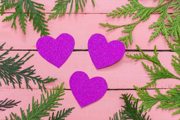 Herzen Und Grüne Tannenblätter Auf Rosa Hintergrund Konzept Für Valentinstag — Stockfoto