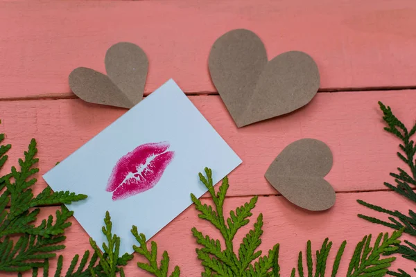 Harten Kaart Met Lip Bedrukken Roze Houten Achtergrond — Stockfoto
