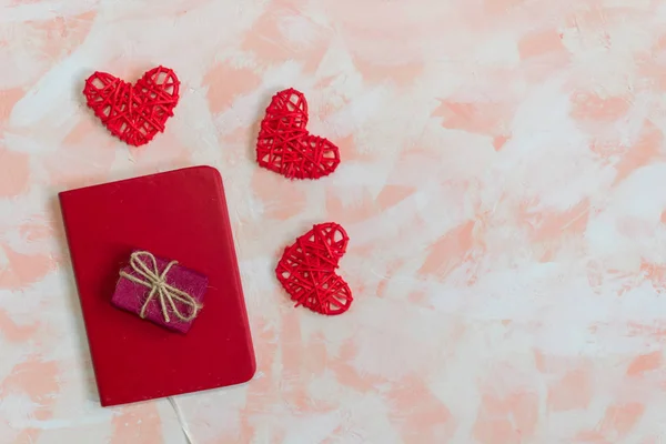 Corações Presente Com Notebook Vermelho Fundo Rosa — Fotografia de Stock