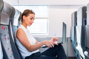 iş kadını serbest meslek Tren içinde laptop ile çalışma
