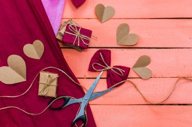 hediyeler ve pembe kalpler. hediye paketleme işlemi