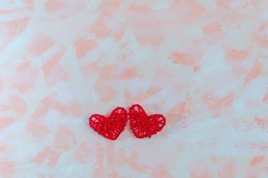 pembe bir arka plan üzerinde iki hasır kalp