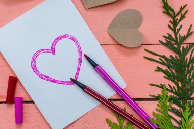 Sevgililer günü kartı pembe bir arka plan üzerinde yürekleri