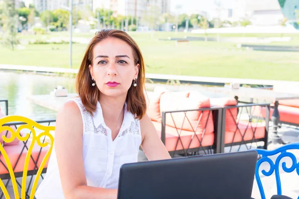 Donna Affari Pensosa Caffè Con Computer Portatile — Foto Stock