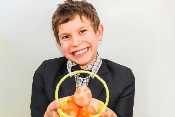 Niño Sonríe Sostiene Una Cesta Huevos Concepto Una Feliz Pascua —  Fotos de Stock