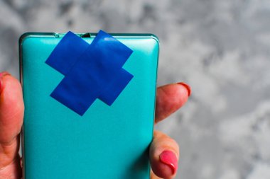 Smartphone elinde kamerayla kaydetmiş