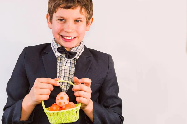 Niño Sonríe Sostiene Una Cesta Huevos Concepto Una Feliz Pascua —  Fotos de Stock