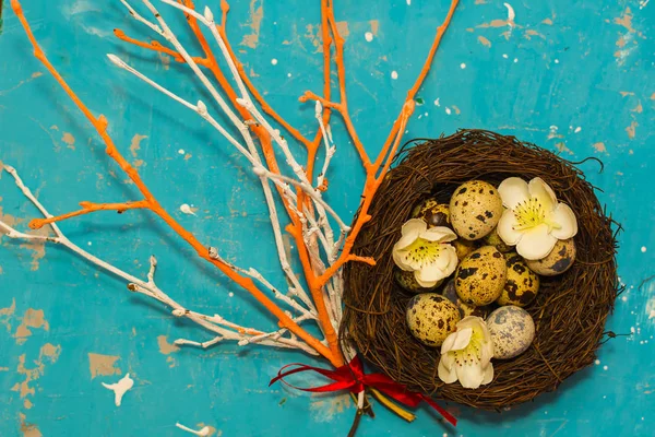 Перепелиные Яйца Гнезде Цветные Сухие Ветви Счастливая Пасха — стоковое фото