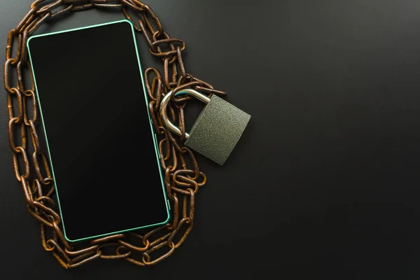 Smartphone with chain and lock. the concept of forbidden — Stock Photo, Image