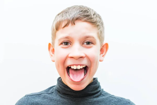 Retrato de un adolescente con una expresión emocional —  Fotos de Stock