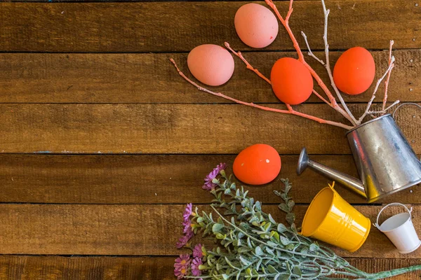 Разбросаны яйца на деревянном фоне. счастливая Пасхальная открытка — стоковое фото