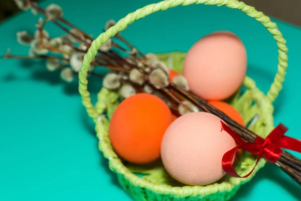 En la cesta de huevos pintados sobre un fondo turquesa. feliz Oriente — Foto de Stock