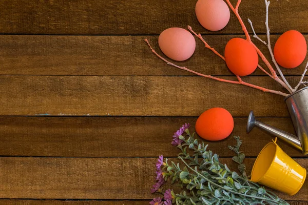 Разбросаны яйца на деревянном фоне. счастливая Пасхальная открытка — стоковое фото