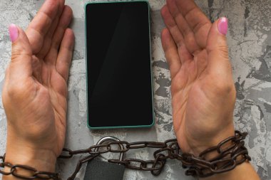 elleri kolları bağlı olan bir zincir, smartphone. sakatlık kavramı, 