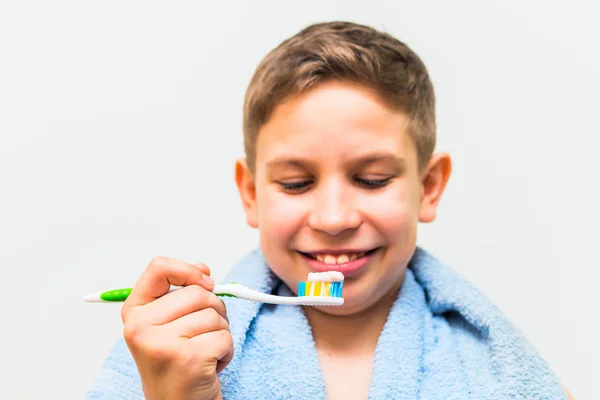 Adolescente chico cepillarse los dientes —  Fotos de Stock