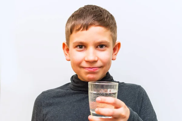 Alegre adolescente chico sosteniendo un vaso de agua —  Fotos de Stock