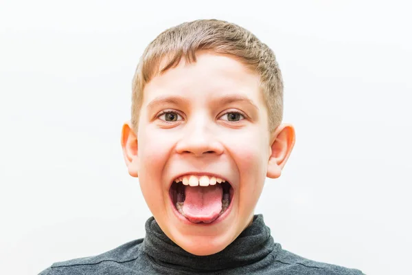 Retrato de un adolescente con una expresión emocional —  Fotos de Stock