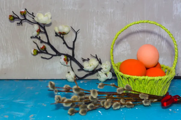 Cesta con huevos de colores y ramita de sauce — Foto de Stock