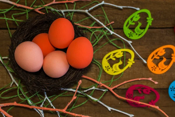 Декоративные красочные яйца. счастливая Пасха концепции — стоковое фото