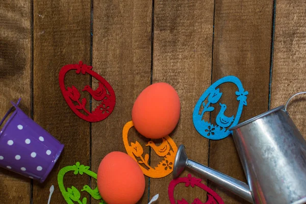 Scattered eggs on a wooden table. happy Easter concept — Stock Photo, Image
