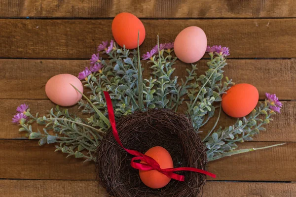 Разбросаны окрашенные яйца. счастливая Пасхальная открытка — стоковое фото