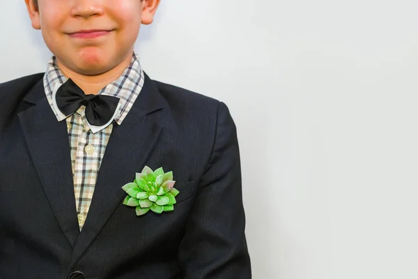 Un adolescente con traje. en el bolsillo tiene flor de planta. de cerca —  Fotos de Stock