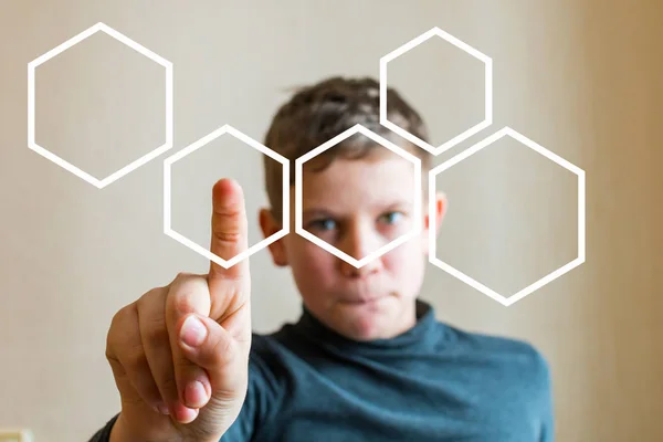 Adolescente chico muestra su dedo en un imaginario pantalla —  Fotos de Stock