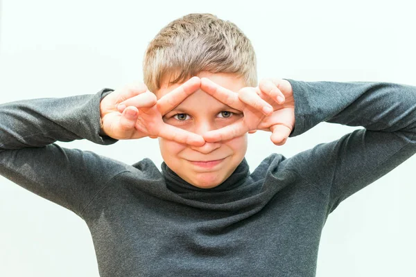 Portrait d'un adolescent sur fond blanc . — Photo