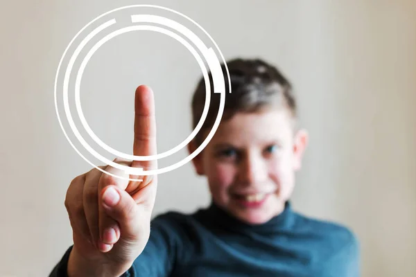 Adolescente chico muestra su dedo en un imaginario pantalla — Foto de Stock