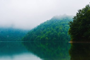 puslu sabah dağ gölü