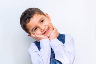 Beyaz arka plan üzerinde zarif küçük çocuk