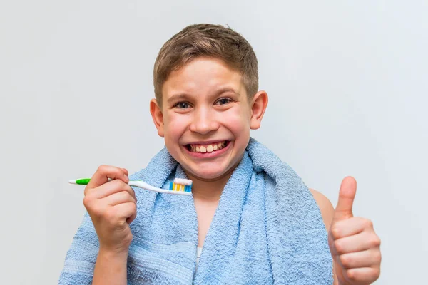 Alegre adolescente chico cepillos su dientes —  Fotos de Stock