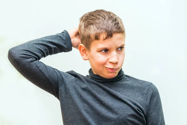 Zamyšlený teen boy na bílém pozadí — Stock fotografie